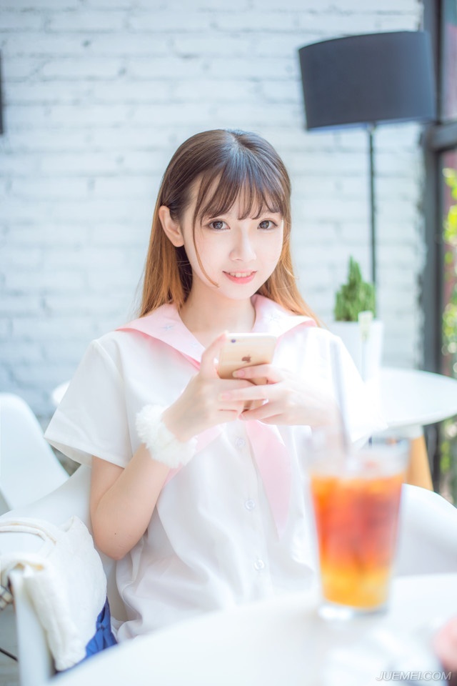 我爱你，才会向你袒露心灵的世界，向你展示所有的喜怒悲欢，只有对你不曾设防;我爱你，才会和你耍小脾气，无缘无故离你远远的，其实我只想走进你炙热的怀抱听你的心跳;我爱你，所以我给了你伤害我的权力，只要我能忍受，我会一直陪伴着你，你不能伤害我太多，冷了，会淡漠，痛了，会松手。
